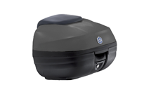 CM292709 Kit Bauletto 37L PIAGGIO MP3 HPE 300 E4/ E5 2019-> Grigio 715/C Baule a sgancio rapido, capacità di 37 lt - può contenere un casco modulare. Guscio superiore verniciato nello stesso colore del veicolo, incluso schienalino comfort per il passeggero nello stesso materiale e colore della sella veicolo. Kit di installazione incluso (portapacchi e piastra di aggancio baule).